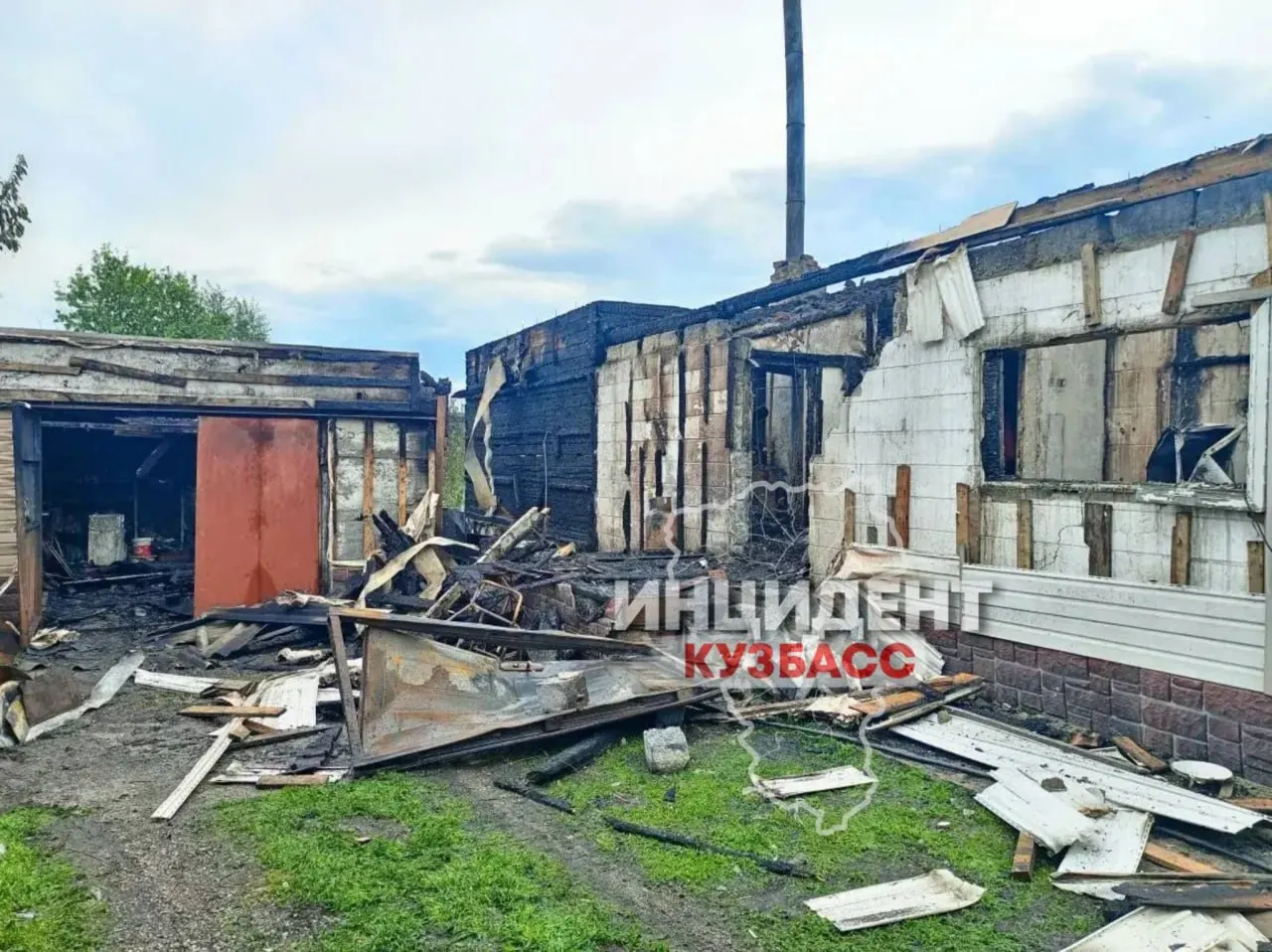 В Кемеровской области во время грозы в Андреевке и Красном Яре вспыхнули постройки — обошлось без пострадавших; в Кемерове ливень затопил улицы и верхние квартиры.