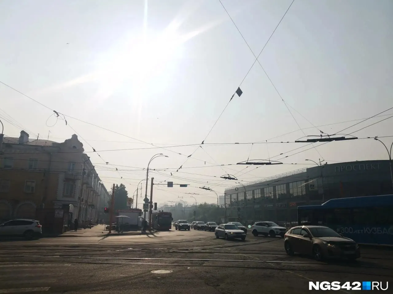 Лабораторные исследования воздуха в районах Кемерова не выявили превышений загрязняющих веществ; причины, по которым не вводили режим НМУ, пояснили власти.