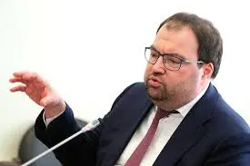 Глава Минцифры заявил на IT‑завтраке в рамках ПМЭФ‑2026, что внедрение механизмов возрастной верификации в платформы — вопрос ближайшей повестки. Минцифры изучает опыт Roblox, доступ к которой в России ограничен.
