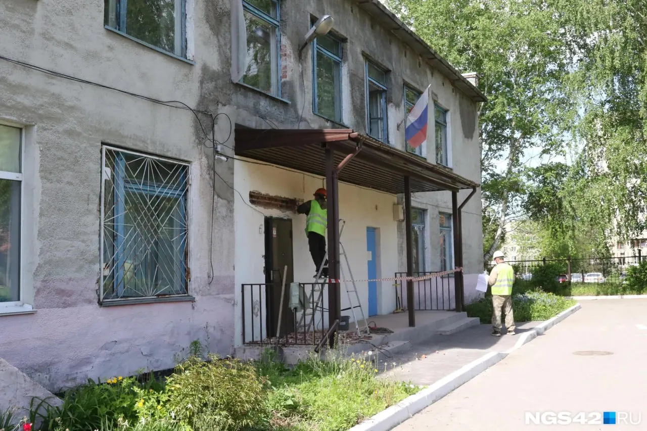 В Южном районе Кемерова проводят капремонт детского сада №202: работы начались в апреле, на них выделили 70 млн рублей. Открыть учреждение планируют весной 2027 года.