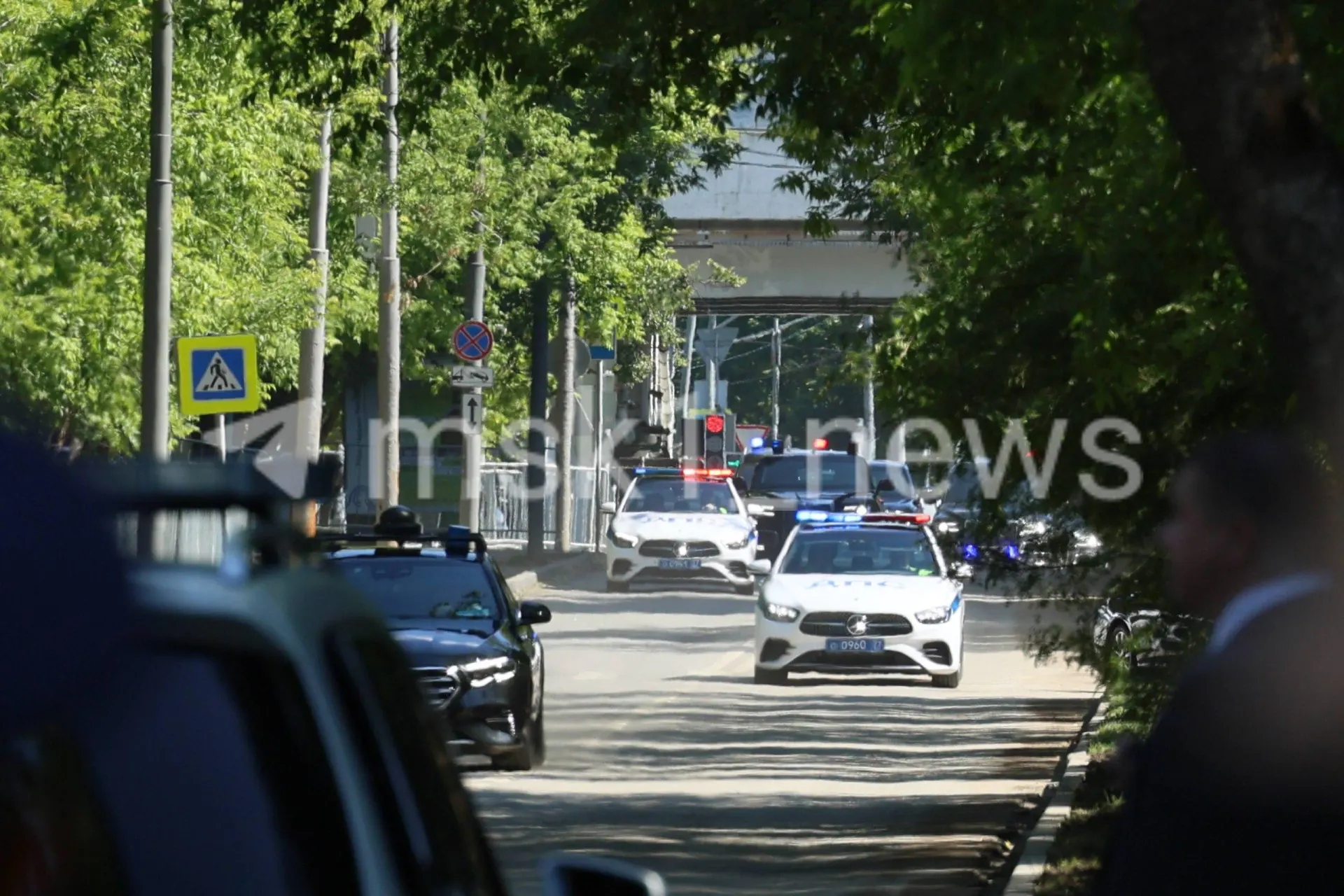 Президент возложил цветы у гроба и пообщался с семьёй покойного во время церемонии прощания.