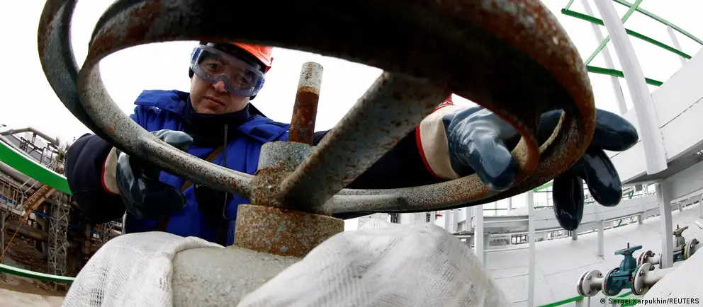 Утром в Уфе беспилотники нанесли удары по нефтеперерабатывающему комплексу: пострадали как минимум два завода, наблюдаются очаги пожаров и столбы дыма. Власти подтверждают атаки, идут проверки последствий.