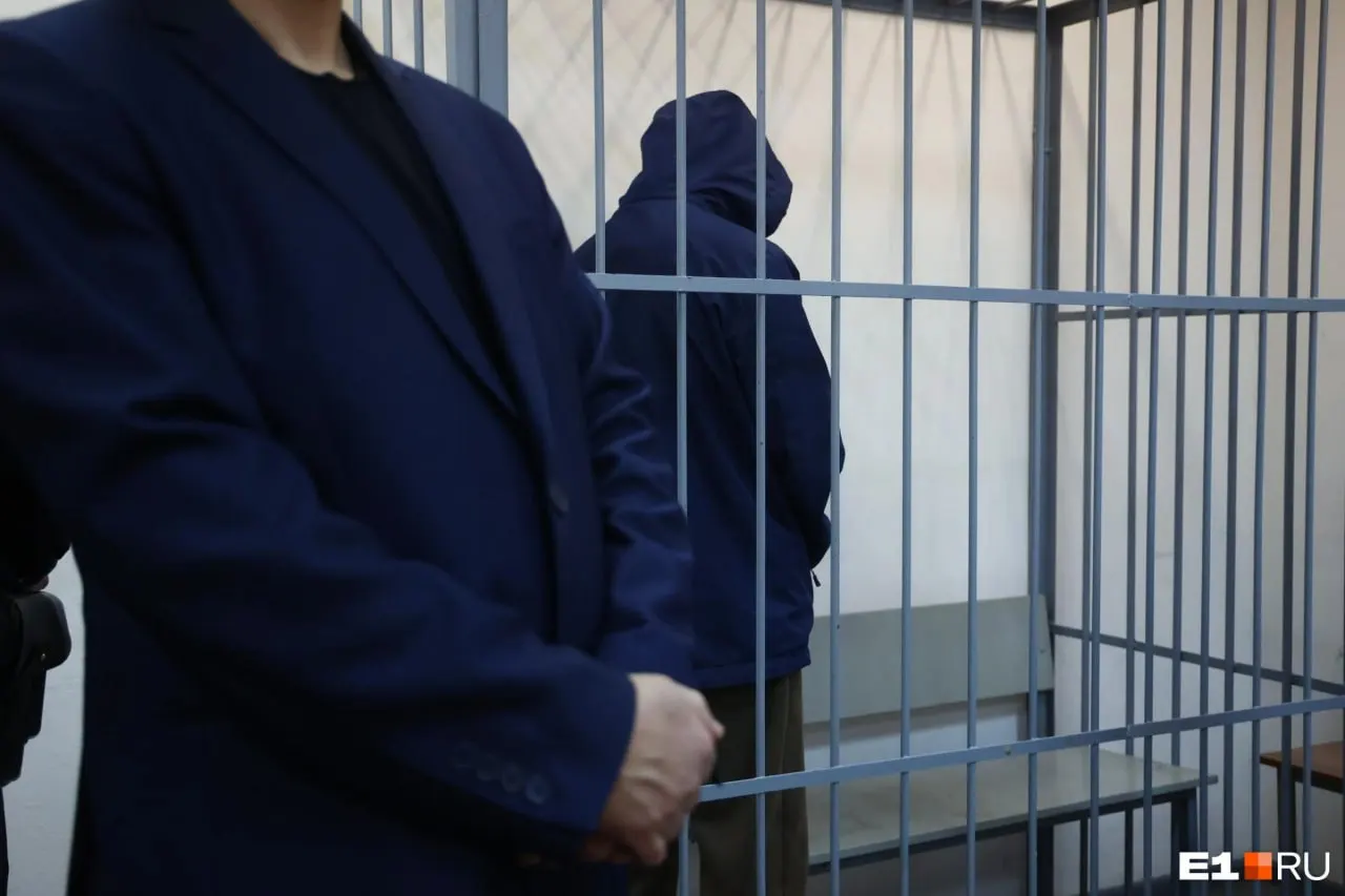 В Кемерове задержаны пять человек по подозрению в мошенничестве при продаже квартир. По версии следствия, среди задержанных есть сотрудница полиции — ей и другим фигурантам инкриминируют подделку документов и возможную связь с «чёрными риелторами».