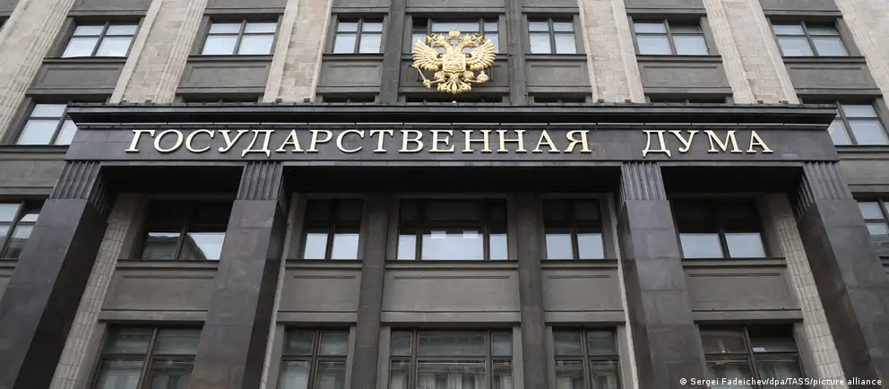 В окончательном чтении принят закон, который запрещает выдворение иностранцев, служивших по контракту или участвовавших в боевых действиях на стороне России. Также одобрен проект о значительном повышении государственных пошлин для мигрантов.