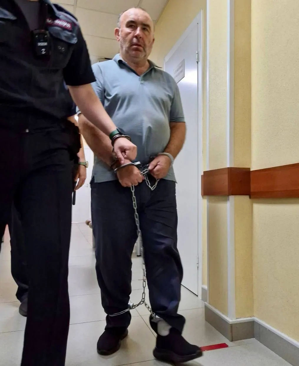 Центральный районный суд Кемерова отправил под стражу мужчину, которого обвиняют в изнасиловании и убийстве школьницы; подозреваемый отрицает вину.