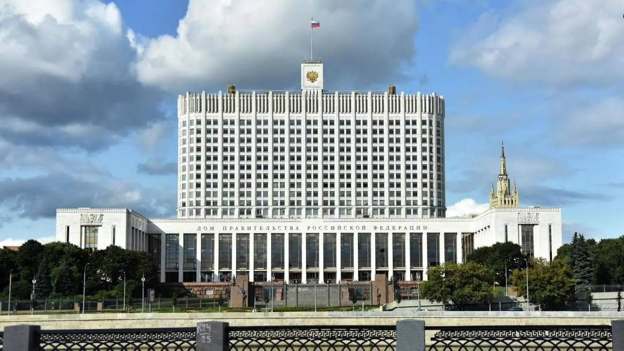 В Госдуму внесён законопроект о полной или частичной компенсации утильсбора для семей с тремя и более детьми, но в правительстве отклонили инициативу из‑за неопределённости источников финансирования.