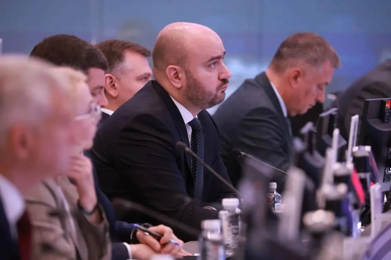 Вячеслав Федорищев на совещании с вице‑премьером Александром Новаком обсудил поставки бензина и дизельного топлива, мониторинг цен и координацию между федеральным центром, регионами и поставщиками.
