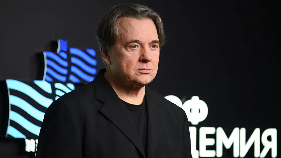 Гендиректор телеканала заявил о поддержке квот и специального сбора на зарубежные картины. Режиссёр предложил переводить часть сборов западных релизов на поддержку российского кинематографа, а Минкультуры получило поручение ускорить решение по квотам на фоне теневого проката зарубежных фильмов.