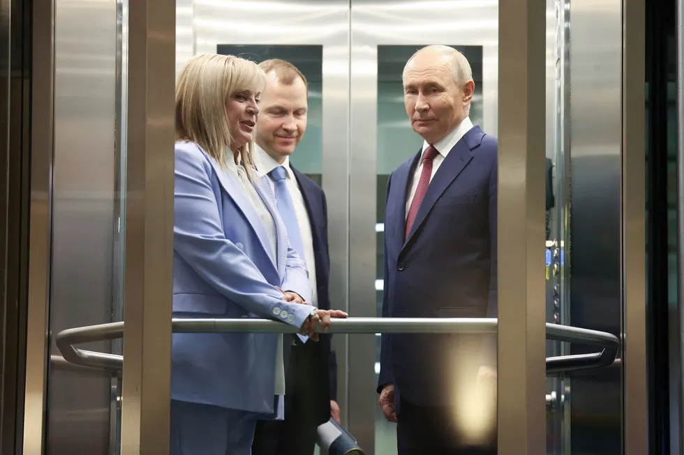 По словам собеседников в окружении администрации президента, руководители силовых ведомств предлагают отложить или отменить выборы в Госдуму на фоне экономических трудностей и падения рейтингов. Официальных решений нет; базовый сценарий по-прежнему — голосование в сентябре.