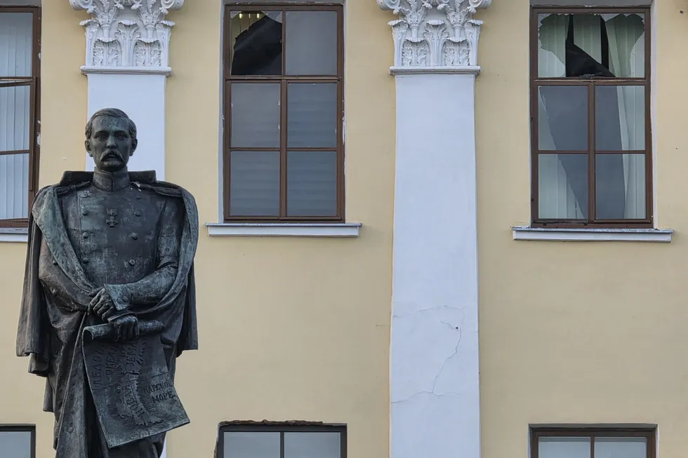 Ночью и утром по Санкт‑Петербургу и Ленинградской области была нанесена массированная ударная атака дронов. По стране зафиксированы пожары, эвакуации и пострадавшие.