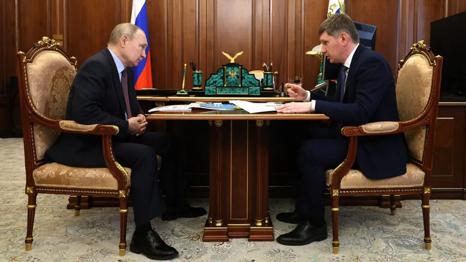 Президент поручил запустить новый инвестиционный цикл и назвал рост инвестиций ключевым показателем эффективности власти. Но чиновники и эксперты отмечают: бюджетная экономия, высокие ставки, отток капитала и низкий аппетит бизнеса мешают росту — вложения сокращаются уже несколько кварталов.
