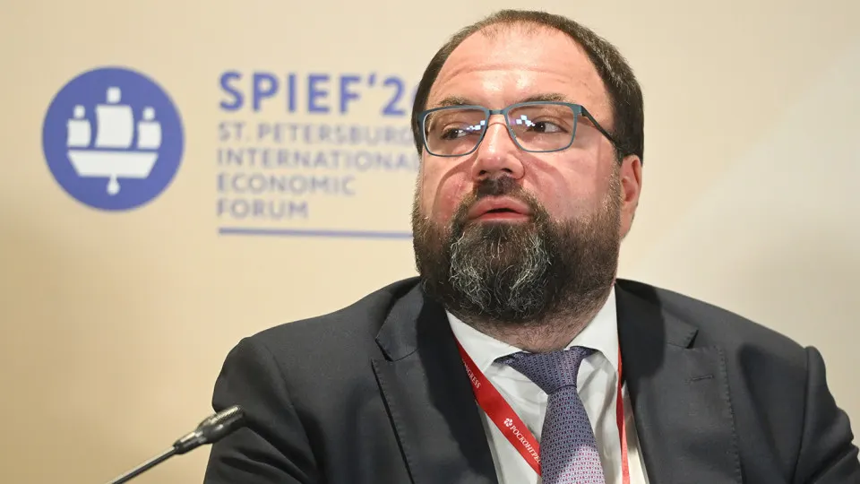 Глава Минцифры сообщил о планах ужесточить контроль доступа в Сеть и внедрить обязательную проверку возраста пользователей. Обсуждаются варианты через «Госуслуги», биометрические системы и опыт платформ, однако эксперты предупреждают о рисках утечек данных и дополнительных расходах для сервисов.