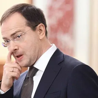 Помощник президента выступил за обязательное распределение и трудовые контракты для студентов на госбюджете, приводя в пример систему подготовки врачей и критикуя рыночные подходы.