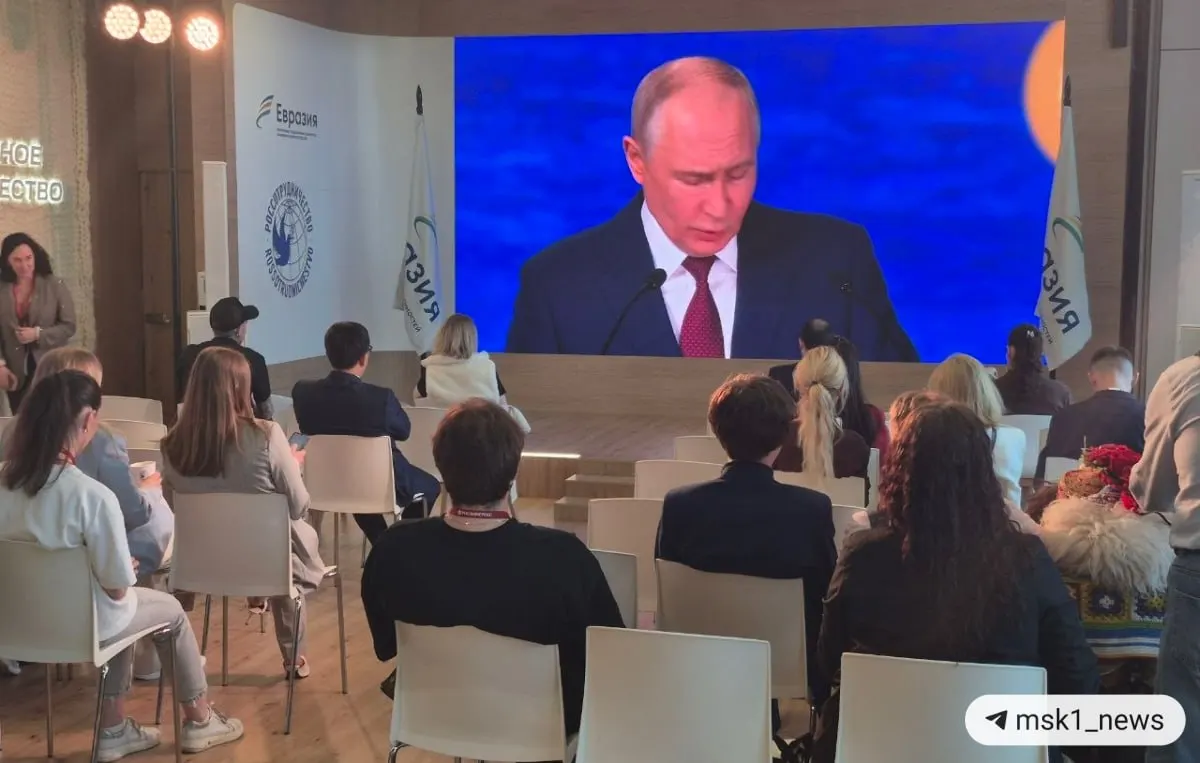 Президент заявил, что рост смещается в пользу стран Глобального Юга, вклад БРИКС в мировой ВВП существенно выше, чем у G7, и мировая торговля перестаёт быть западноцентричной.