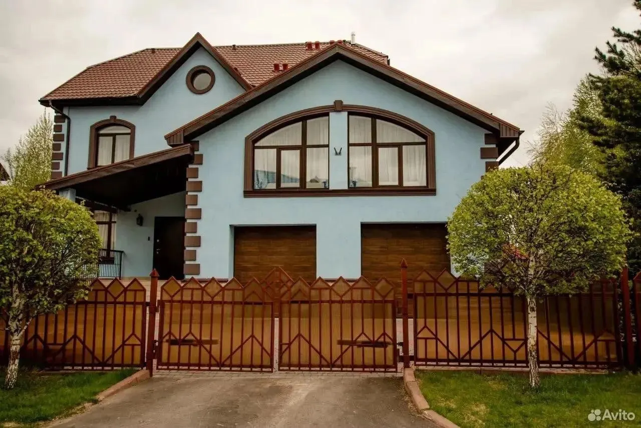 Коттедж площадью 485,1 м² предлагают за 60 млн ₽ — примерно 120 тыс. ₽ за квадратный метр; в объявлении есть фотографии интерьера.