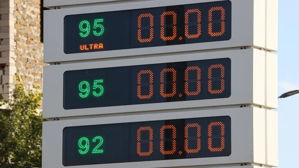 За неделю 16–22 июня розничные цены на бензин в среднем выросли на 3% — крупнейший недельный прирост за две декады. После ударов по нефтеперерабатывающим мощностям производство сократилось, дефицит охватил более 60 регионов; власти ищут способы смягчить кризис.
