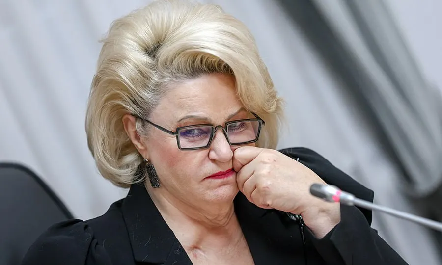 Нина Останина призвала Роскомнадзор и Минцифры ограничить время детей в играх и применить опыт ограничения трафика для защиты от вредного виртуального влияния.