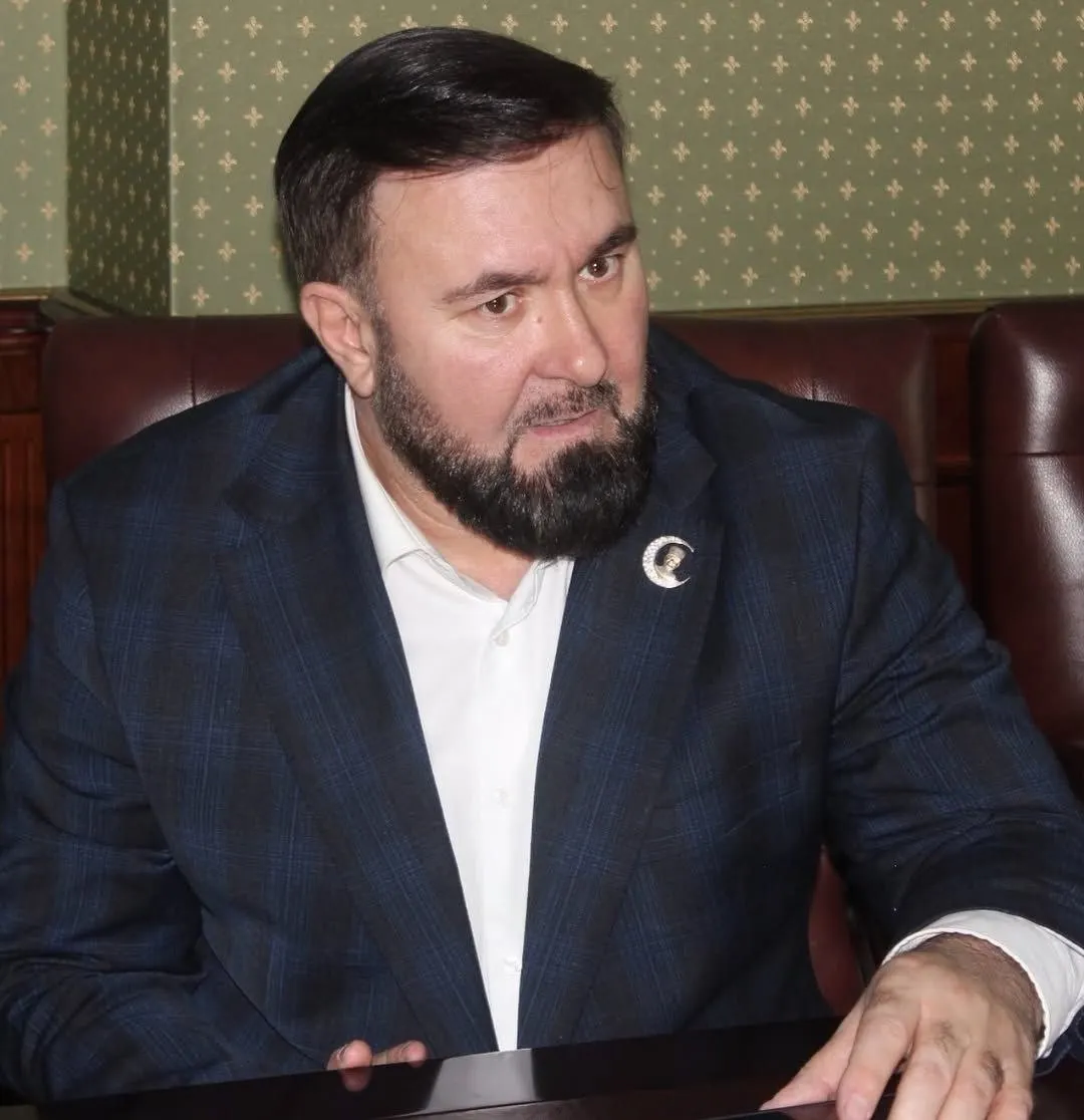 В распоряжении Кремля говорится, что Мансур Солтаев получил грамоту за заслуги в укреплении законности и защите прав граждан. Ранее он фигурировал в скандалах, связанных с исчезновением Седы Сулеймановой и публичными обвинениями в адрес правозащитников.