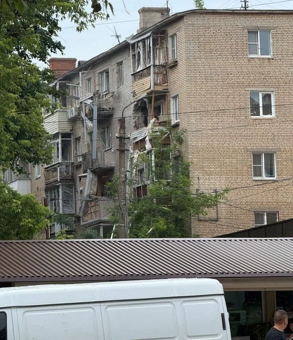 В Тульской области беспилотник попал в жилой дом, людей эвакуировали. Минобороны и столичные власти сообщают о массовых перехватах и ограничениях в авиасообщении.