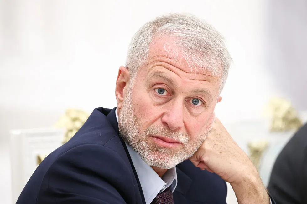 По данным нескольких собеседников, российский бизнесмен посетил Киев в мае и встретился с Владимиром Зеленским; через него украинская сторона передала Владимиру Путину предложение о личной встрече.