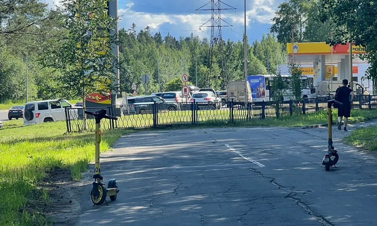 В ряде регионов страны сохраняются очереди и ограничения на отпуск бензина: власти объясняют это логистикой и сезонным спросом, в некоторых районах топливо полностью отсутствует на части АЗС.