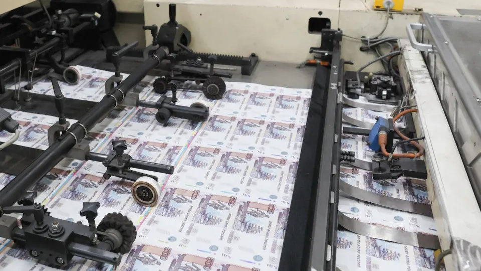 Центробанк с начала года выдал банкам почти 4,75 трлн руб. в репо под ОФЗ; сочетание новых бюджетных полномочий и дополнительных расходов может расширить практику «скрытого» монетарного финансирования и усилить инфляционное давление.