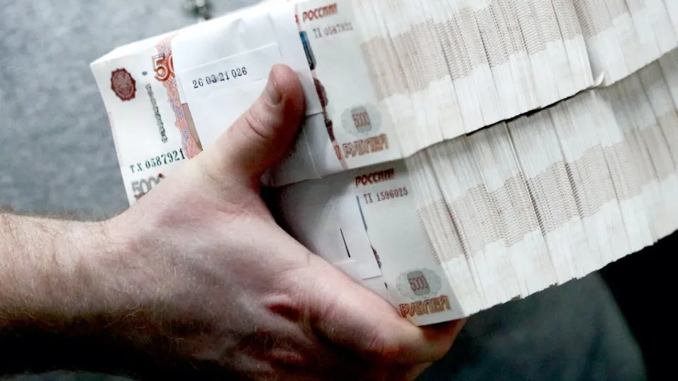 Сбербанк отмечает сильный рост спроса на наличные на фоне перебоев с интернетом и опасений по налогам. Центробанк фиксирует рекордный объём банкнот в обращении и с 1 июня ужесточил контроль операций с наличными.
