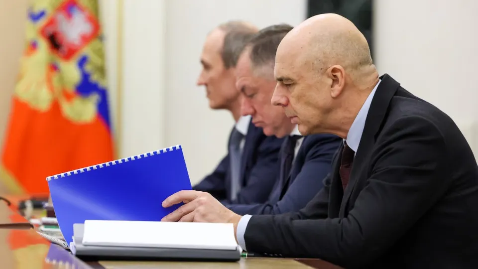 Рынок государственного долга пережил сильнейшую распродажу за несколько лет: индекс RGBI обновил минимумы, а доходности длинных ОФЗ подскочили до 15,5% на фоне бюджетных рисков и планов увеличения расходов.