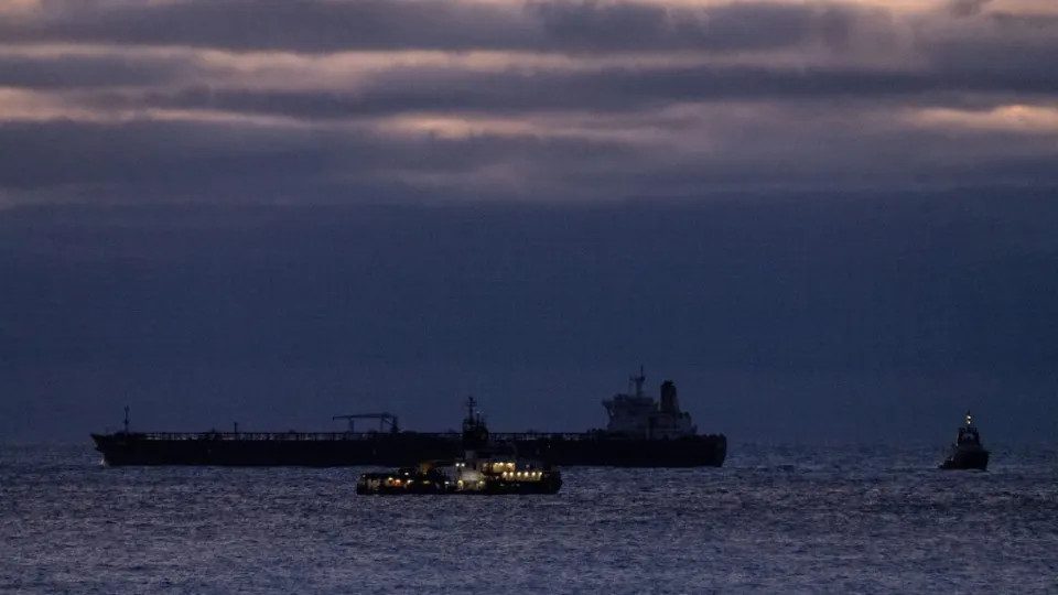 Из‑за роста цен на нефть и нестабильности на Ближнем Востоке Еврокомиссия предлагает приостановить корректировку потолка в $44,1 до января и расширить санкции — в том числе против танкеров и банков.