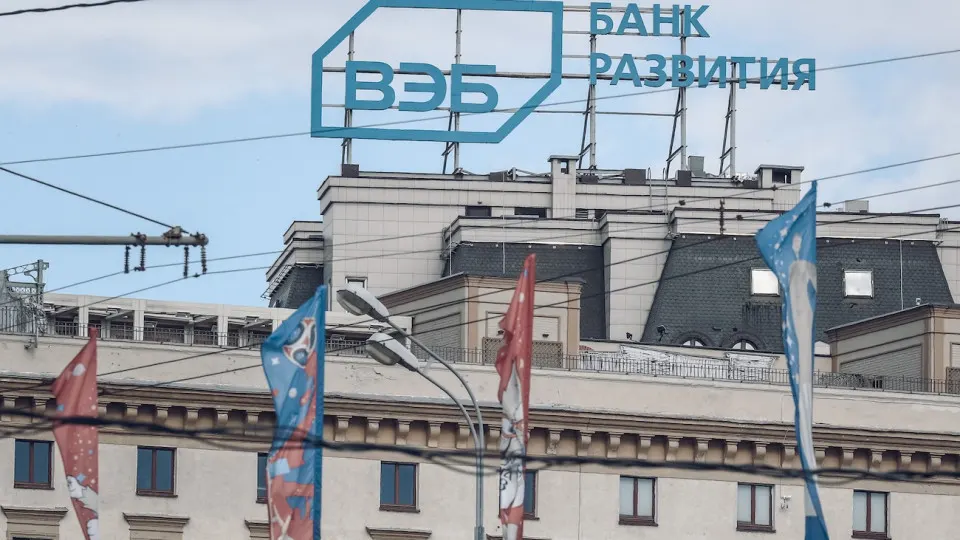 Государственный банк объявил о планах снизить расходы и сократить пятую часть персонала в рамках приведения бюджета к параметрам 2027 года; сокращения затронут и дочерние структуры.