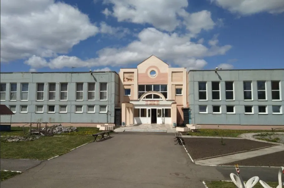 В Кемерове в детском доме на Южном сотрудники изымали паспорта у воспитанников и жестоко обращались с детьми. На кадрах видно, как соцпедагог толкает мальчика со сломанной ногой; по факту возбуждено уголовное дело о халатности.