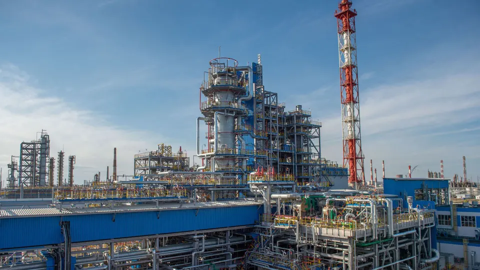 Крупнейшее нефтехимическое предприятие приостановило переработку сырья с 14 июля из‑за удара беспилотников. Восстановление может занять от нескольких недель до месяцев, что усиливает дефицит нефтепродуктов в стране.