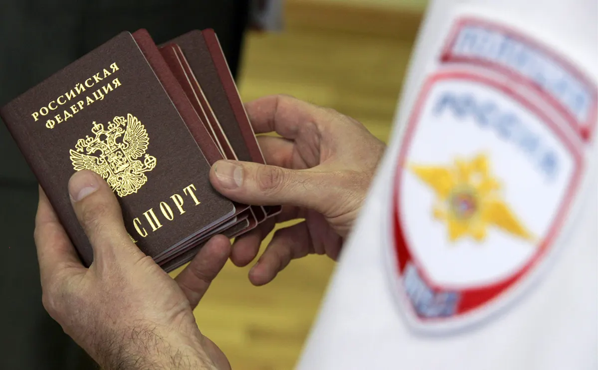 Собеседники в дипломатических кругах говорят, что в рамках новой инициативы поездки в «недружественные» страны могут разрешить только групповым туристам — не менее 10 человек, с сопровождением и по утверждённому маршруту. Параллельно обсуждают введение выездной визы и составление списка государств, где допустим индивидуальный туризм. Официальных подтверждений пока нет.