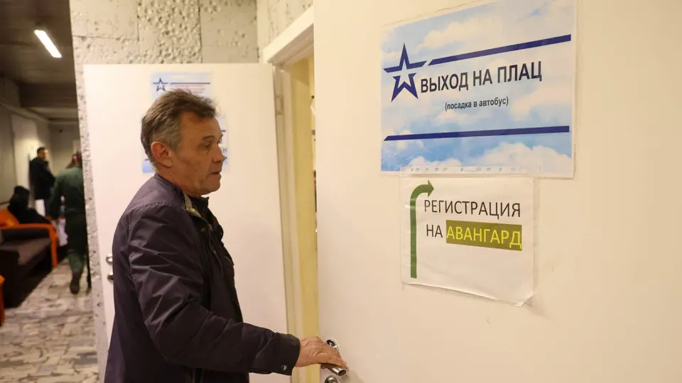 Несколько субъектов федерации подняли единовременные выплаты контрактникам и ввели поощрения для тех, кто вербует новобранцев. На этом фоне озвучиваются данные о сокращении притока контрактников и больших потерях в рядах армии.