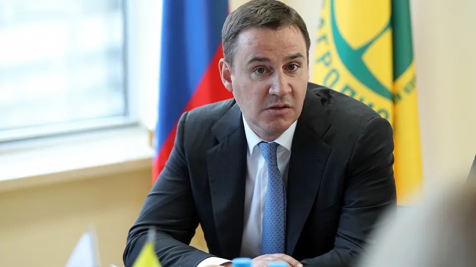 Зампредседателя правительства Дмитрий Патрушев фактически взял под контроль госоператора по мусорной реформе. В наблюдательный совет войдёт первый замминистра, а пост гендиректора может занять руководитель «Росагролизинга». Это происходит на фоне уголовных дел против прежнего менеджмента РЭО.