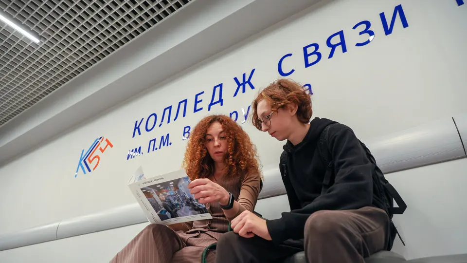 Родители из разных регионов сообщают о массовых отказах при переводе в старшую школу: школьникам предлагают идти в колледжи и ссылаются на «низкий уровень знаний» или отсутствие мест. Ситуацию связывают с задачей увеличить поток специалистов рабочих профессий.