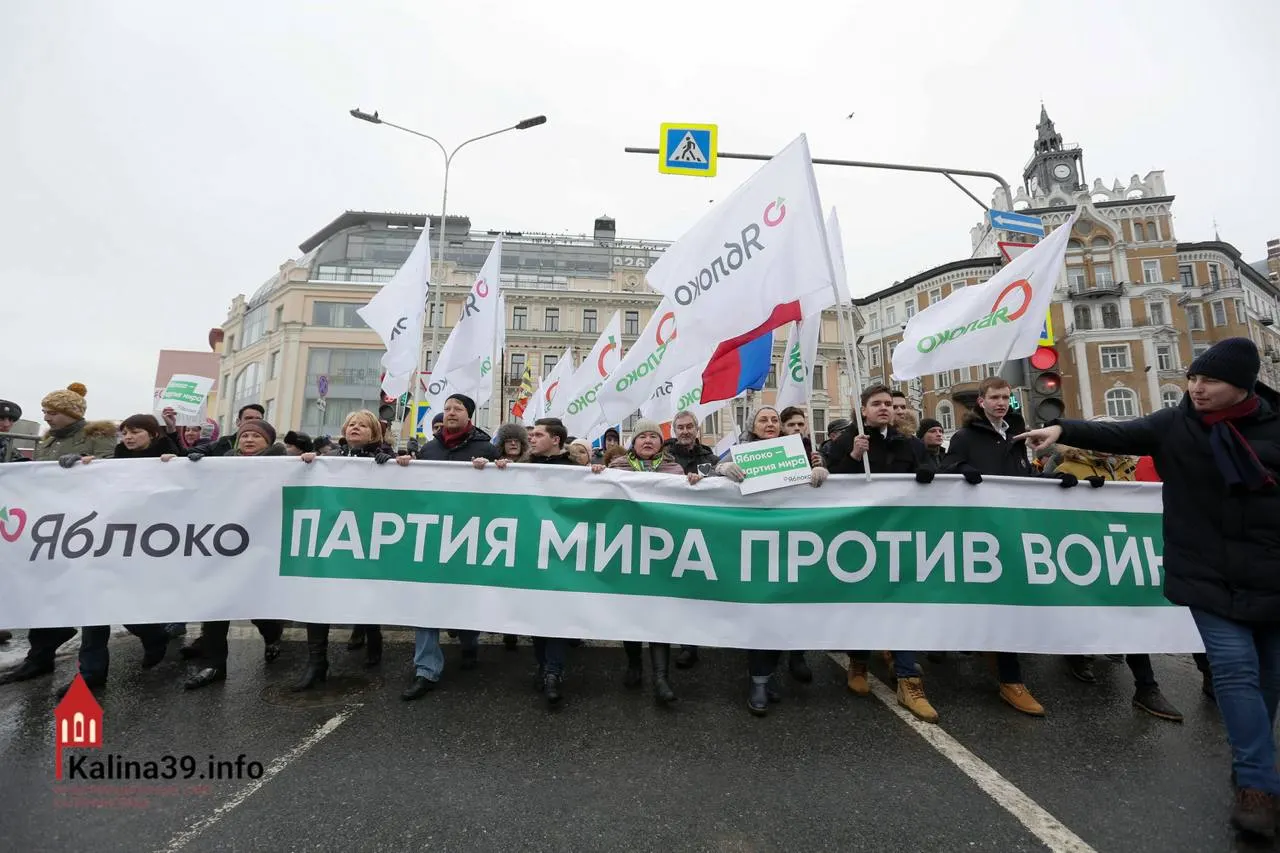 Регистрация федерального списка партии «Яблоко» объясняют желанием направить протест в безопасное русло. Для антивоенных избирателей участие партии — одна из немногих легальных возможностей публично выразить позицию.