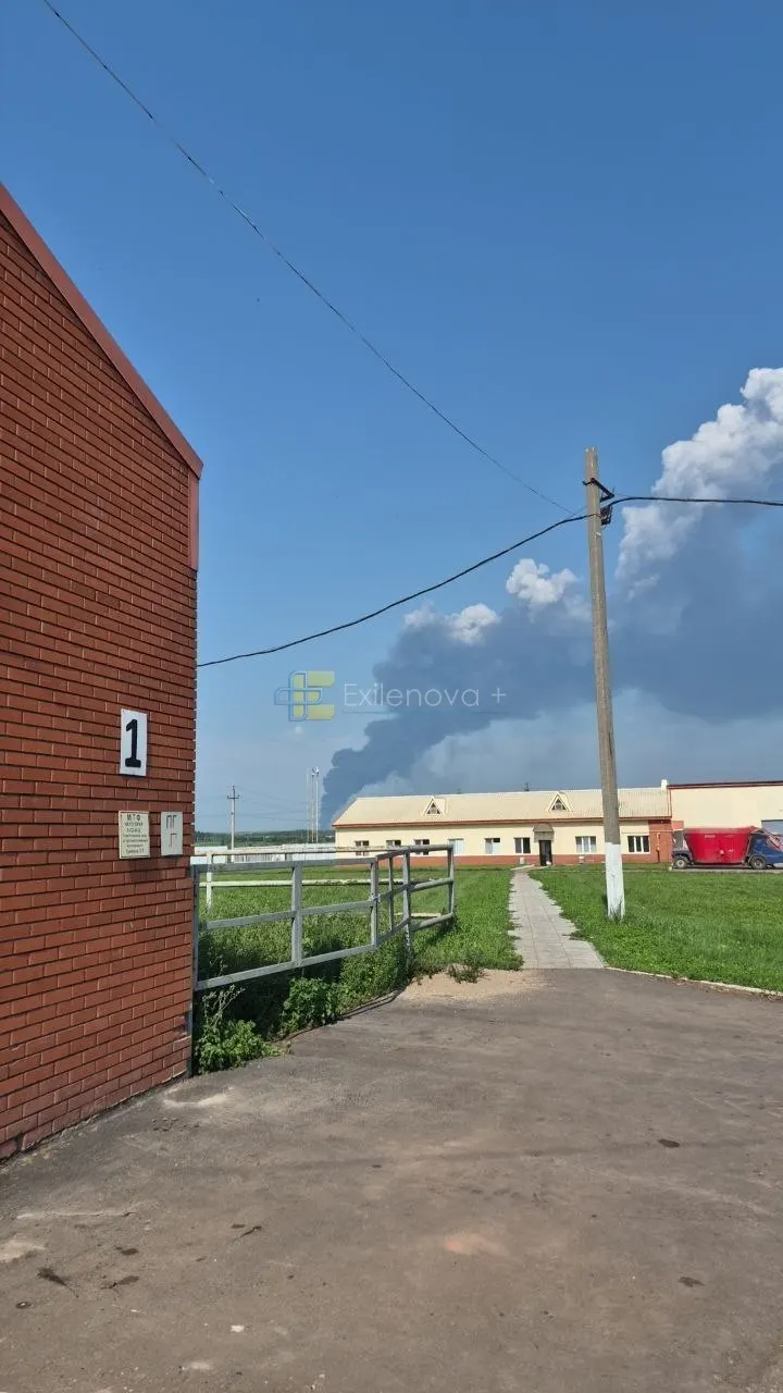 Серия атак беспилотников за ночь поразила объекты жилой застройки, логистики и энергетики в разных регионах России — есть погибшие и раненые, идут пожары и проверка последствий.