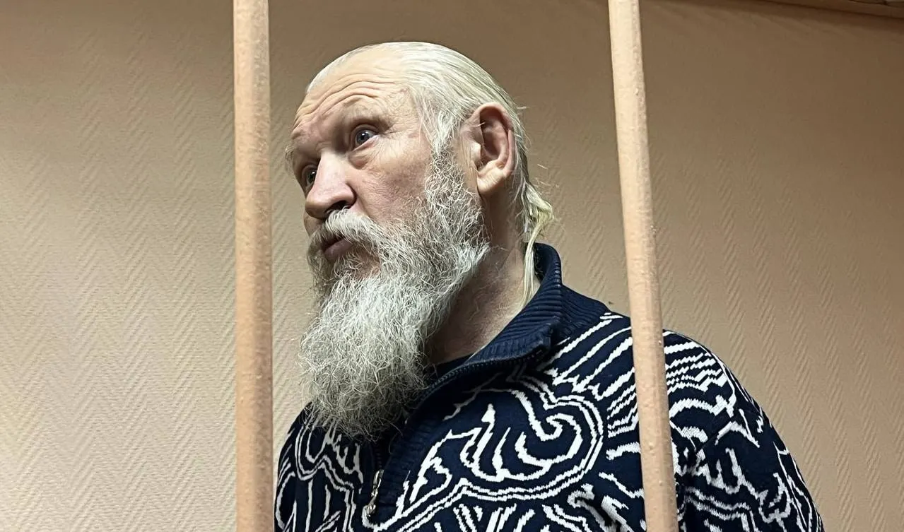 В обновлённый список «экстремистов и террористов» включили Михаила Александровича Глущенко, ранее осуждённого за соучастие в организации убийства политического деятеля Галины Старовойтовой.