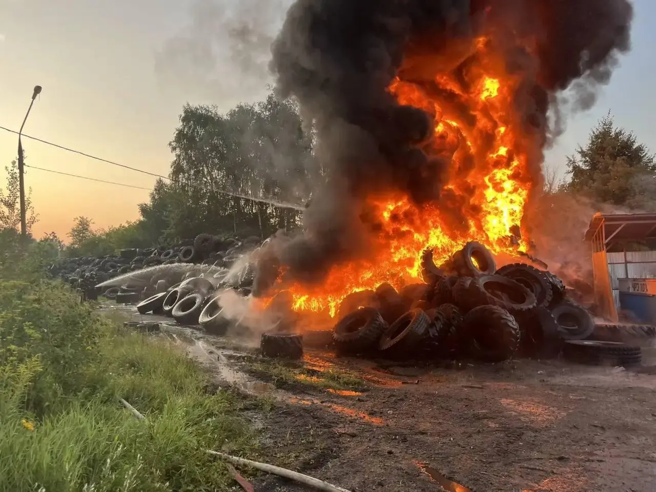 За ночь — прилёт беспилотника в жилой дом в Чехове, пожар на производстве, протесты на Ольхоне из‑за очередей на паром, отстранение адвоката в Калининграде, новые правила на АЗС в Алтае, заявления Кремля и рост штатной численности армии, а также визовые изменения в Черногории.