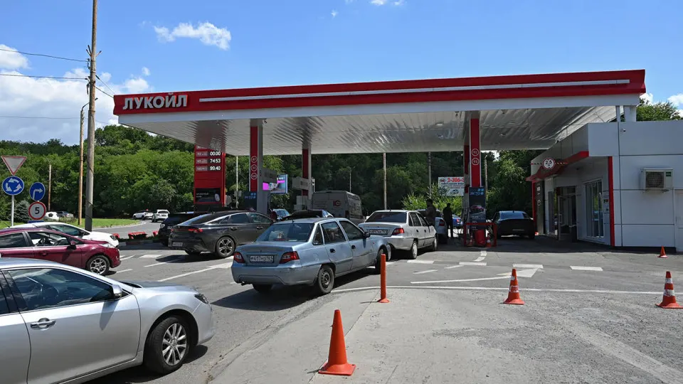 Цена белорусского АИ‑92 выросла на 6% за неделю — до 127 тыс. руб. за тонну; дефицит топлива в России усилился после ударов по НПЗ, правительство увеличивает импорт.