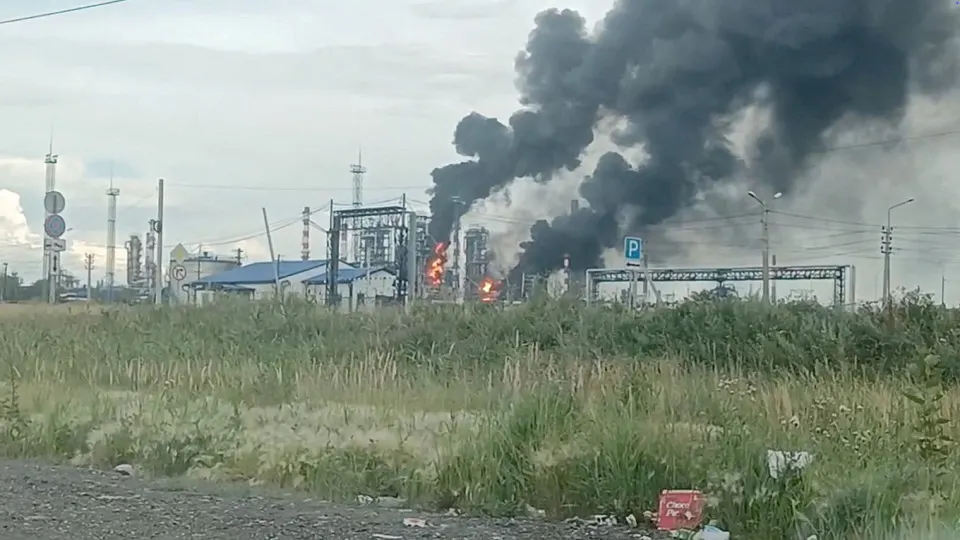 В июне выпуск нефтепродуктов сократился ещё на 12% и оказался на 21,7% ниже уровня прошлого года; за первое полугодие спад составил 7,7%. Удары по НПЗ и простаивающие мощности приводят к дефициту топлива, удорожанию бензина и дизеля и вынужденному импорту.