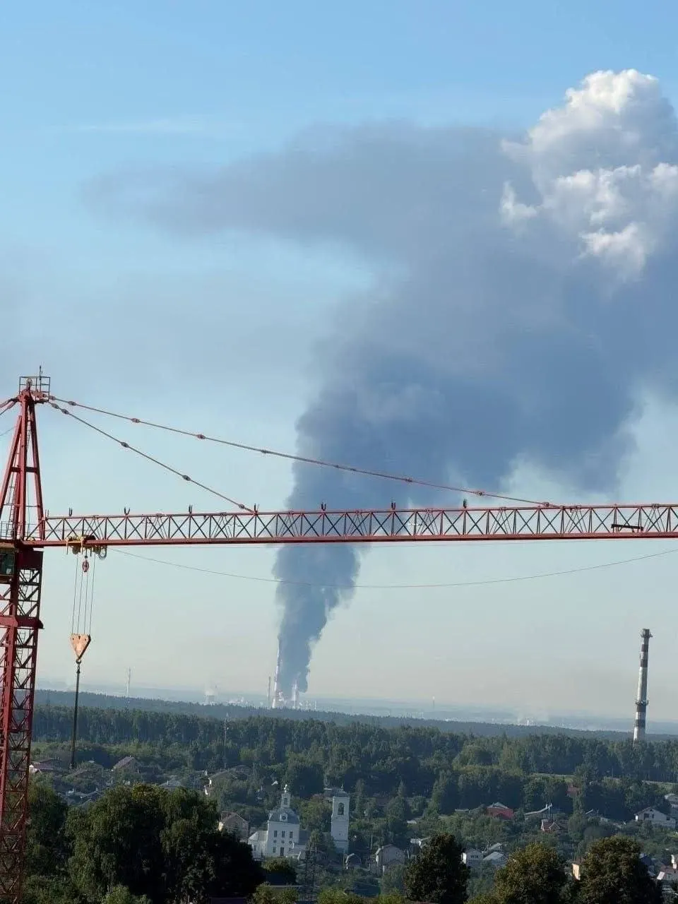 Ночью 2 июля дроны-камикадзе нанесли удар по крупному нефтеперерабатывающему заводу в Кстово (Нижегородская область), который снабжал бензином Чувашию. Есть погибший и раненые, дефицит топлива в Поволжье может усилиться.