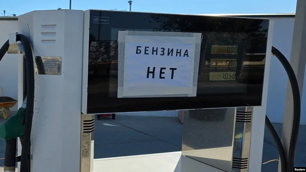 Росстат зафиксировал резкий рост цен на топливо в Севастополе: дефицит, повреждения перерабатывающих мощностей и логистические проблемы привели к ограничению продаж и росту цен в ряде регионов.
