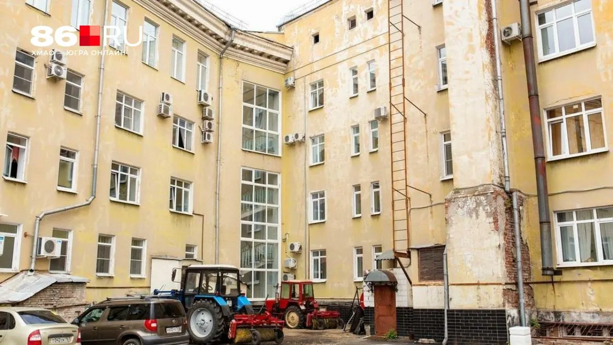 Переустройство придомовой территории, включая обустройство парковки, решается на общедомовом собрании собственников. Какие шаги нужно выполнить, чтобы поступить в рамках закона.