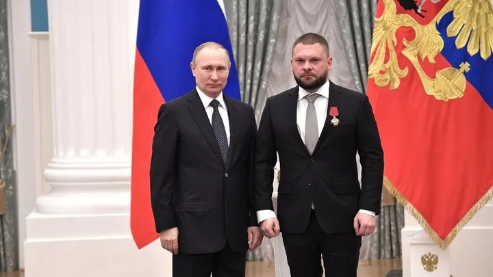 В официальных декларациях кандидатов на выборы в Госдуму у ряда представителей «ЕР» зафиксированы иностранные активы — акции, депозитарные расписки и паи в зарубежных фондах. Партия заявляет, что необходимые меры по отчуждению были приняты.