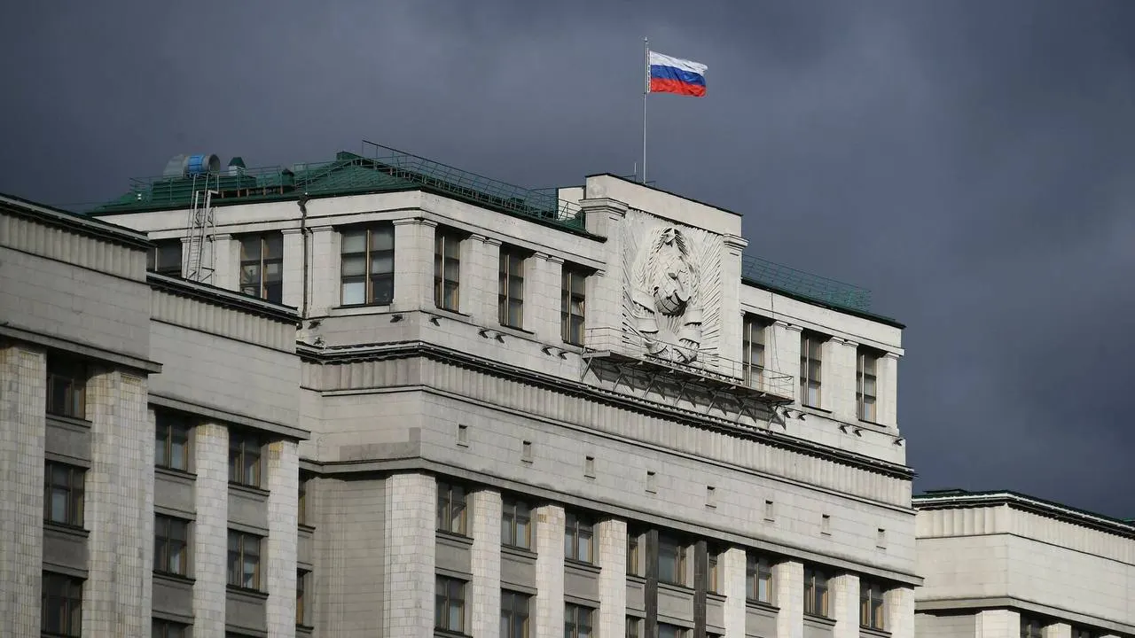 Комиссия Госдумы подготовила законопроект, вводящий для граждан, находящихся за границей и осуждённых по ряду политически мотивированных статей, комплекс ограничений — от блокировки банковских сервисов до внесения в реестр Минюста. Рассмотрение назначено на 22 июля.