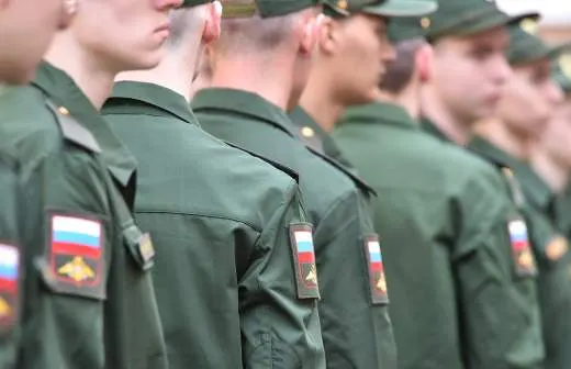 Правительство одобрило законопроект, позволяющий направлять срочников на службу в пожарные подразделения МЧС — мерой планируют восполнить нехватку персонала, в том числе за счёт до 5 тыс. призывников.