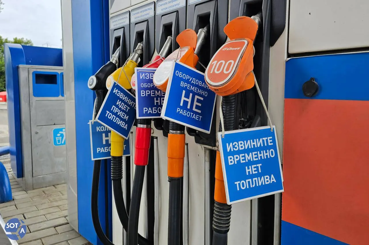 Медианные цены на бензин заметно выросли: АИ‑92 — 70,5 ₽/л (+20%), АИ‑95 — 77,5 ₽/л (+24%), АИ‑98 — 119,5 ₽/л (+32%). Эксперты считают, что в ближайшие недели топлива дешевле не станет.