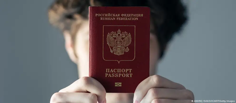 После возражений Франции и Италии Евросоюз предложил ограничить запрет на въезд короткосрочными визами только для тех, кто непосредственно участвовал в боевых действиях в Украине; расширены гуманитарные и государственные исключения. Мера войдёт в 21-й пакет санкций и ожидается к середине июля.